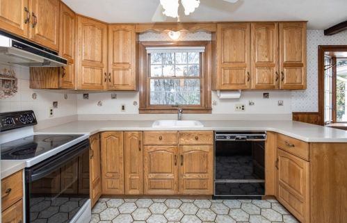 2 Chester Ave, Burlington MA 01803-1312 exterior