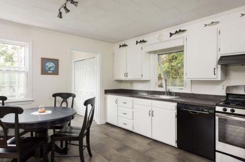 28 Hall St, Plymouth MA 02360-4122 exterior