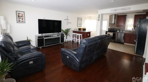 77 Markowitz St, Carteret, NJ 07008-2007