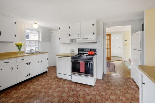 216 Hull St, Hingham MA 02043-1423 exterior