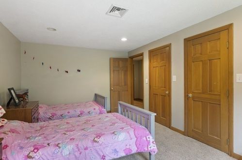 176 Woodland Rd, Southborough MA  01772-2035 exterior