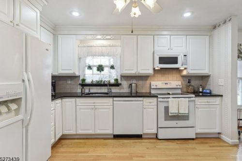 47 Ronald Dr, East Hanover NJ  07936-1420 exterior