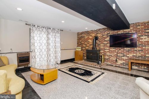 422 Meadowcroft Rd, West Deptford NJ 08096-4007 exterior