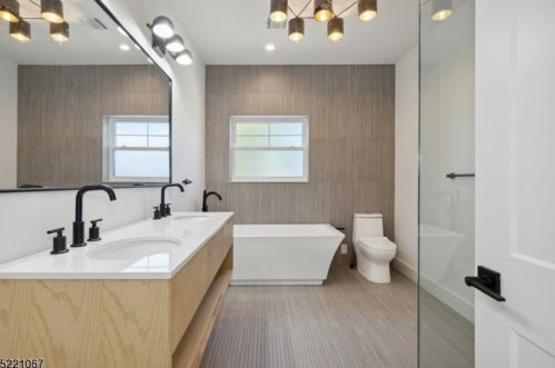 19 Grant Ave, East Hanover NJ  07936-2950 exterior