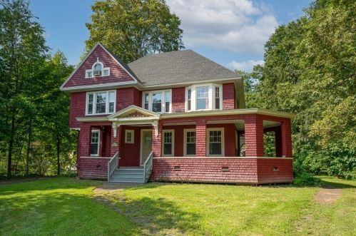 33 Maple St, Montgomery, MA 01085-2361