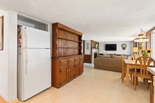 379 Main St, Groveland MA 01834-1428 exterior