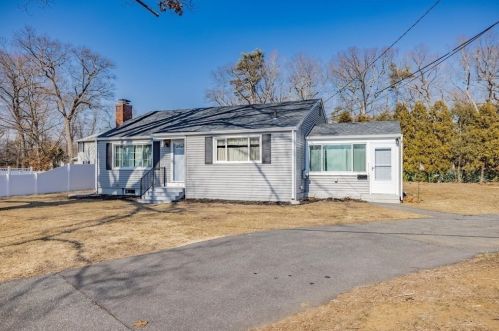 15 Autumn St, Agawam, MA 01001-2801