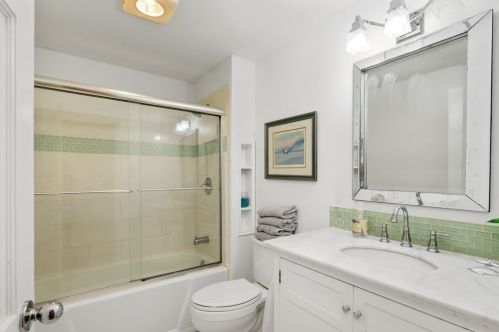 10 Leonard St, Hingham MA 02043-4725 exterior