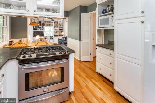 33 Pineknoll Dr, Trenton NJ 08648-3143 exterior