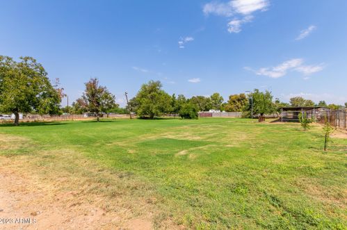 4210 Country Gables Dr, Phoenix AZ 85053-4528 exterior