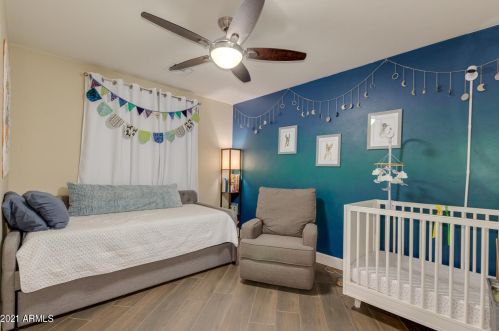 725 Country Gables Dr, Phoenix AZ 85053-4528 exterior