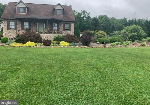 2 Archery Ln, Newburg, PA 17240-9124