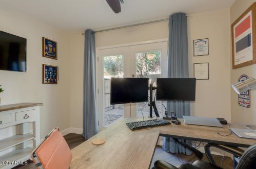 725 Country Gables Dr, Phoenix AZ 85053-4528 exterior