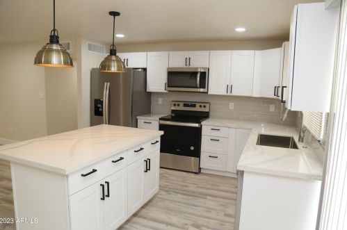 3737 Eugie Ave, Phoenix AZ  85032-6240 exterior