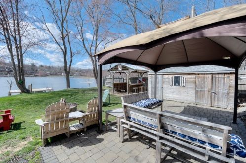 31 Indian Lk Pkwy, Worcester MA 01605-1215 exterior