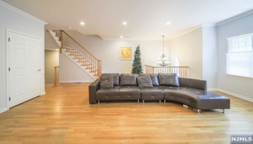 121 Stonegate Trl, Cresskill NJ  07626-2431 exterior