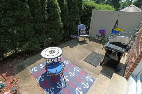 9 Mansion Woods Dr, Agawam MA 01001-2398 exterior