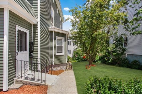 556 Bradford Ave, Fall River MA 02721-1017 exterior