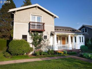 7047 Clinton St, Portland, OR 97206-1102