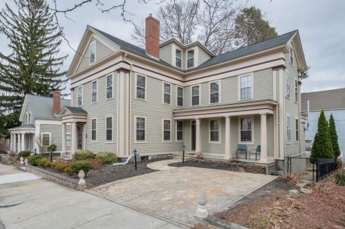 7 Crown St, Worcester MA  01609-2033 exterior