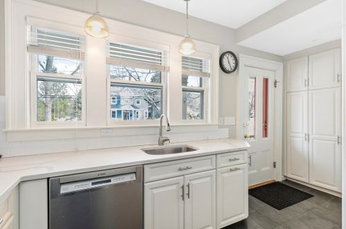 42 Maple St, Newton MA 02458-1712 exterior