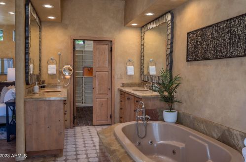 5761 Echo Canyon Cir, Phoenix AZ  85018-1270 exterior