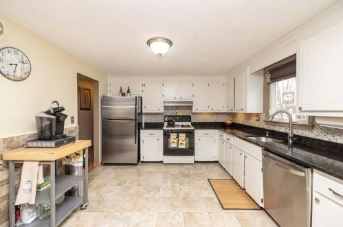 10 Stephanie Ln, East Bridgewater, MA 02324-2325