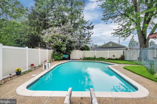 228 Somerset Rd, West Deptford NJ 08096-6066 exterior