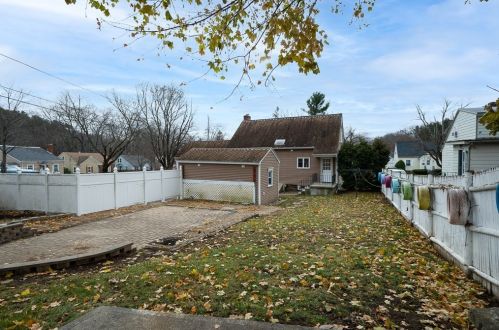 11 Fisher Rd, Worcester MA 01602-2810 exterior