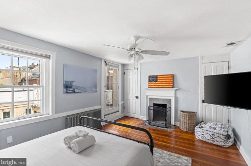 337 6th St, Philadelphia PA  19106-4138 exterior