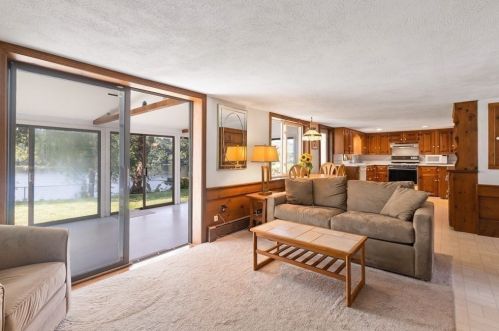 379 Main St, Groveland MA 01834-1428 exterior