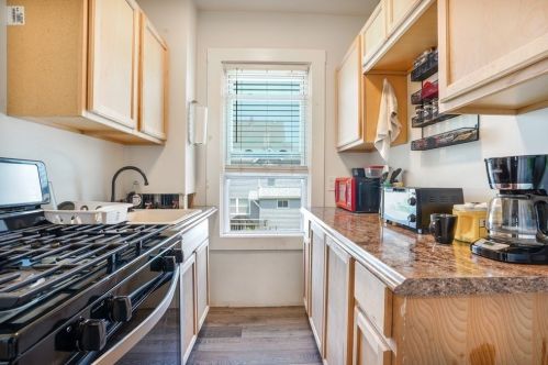 214 Cambridge St, Fall River MA 02721-2665 exterior