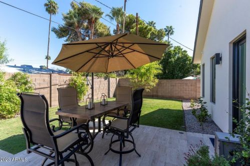 320 Echo Ln, Phoenix, AZ 85020-3427