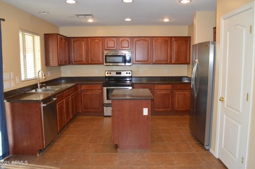 3108 72nd Dr, Phoenix, AZ 85033-5003