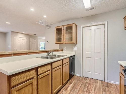 7032 Greenview Cir, Fort Worth TX 76120-1343 exterior