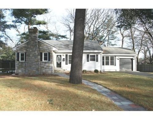 4 Locksley Rd, Lynnfield, MA 01940-1412