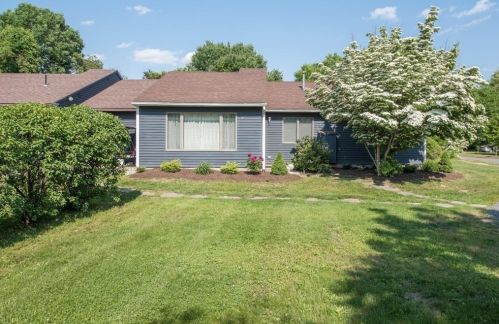 41 Tamarack Dr, Amherst MA 01002-2620 exterior