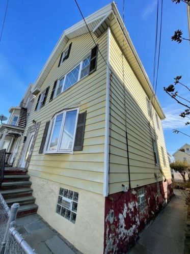 156 Purchase St, New Bedford, MA 02740-5732