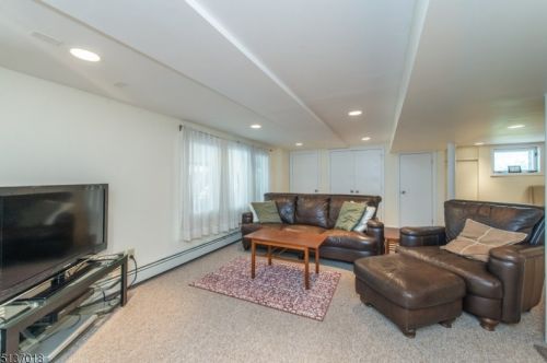 23 Brentwood Dr, East Hanover NJ 07936-2403 exterior