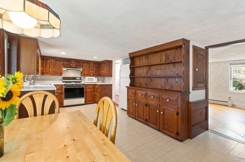 379 Main St, Groveland MA 01834-1428 exterior