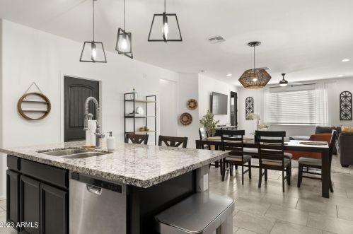 2837 Apollo Rd, Phoenix AZ  85041-5339 exterior