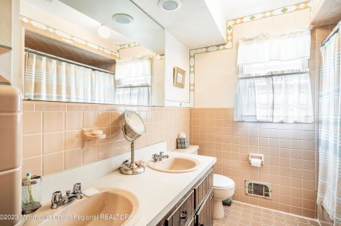 7 Pirates Cove Rd, Little Silver NJ 07739-1623 exterior