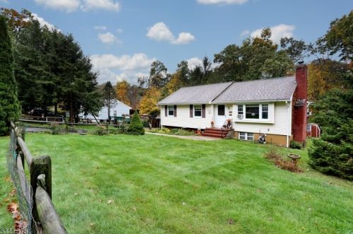 17 Russell Rd, Skyline Lakes NJ 07456-2230 exterior