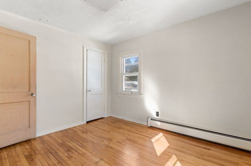 83 Litchfield Ave, Dracut MA 01826-2565 exterior