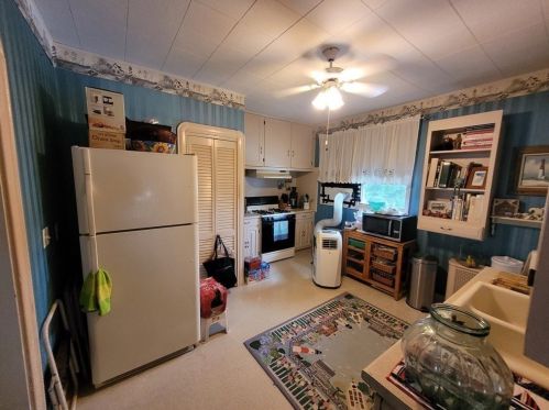 580 Weetamoe St, Fall River MA 02720-5643 exterior