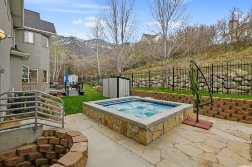 35 Lone Holw Dr, Sandy UT 84092-5530 exterior