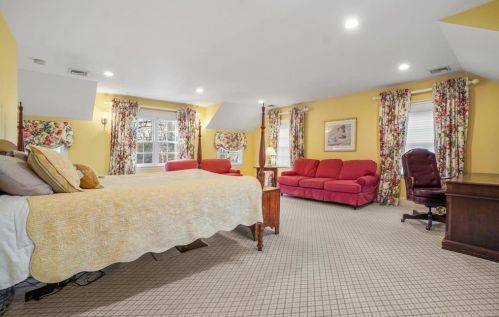 61 Village Ave, Dedham MA 02026-4209 exterior