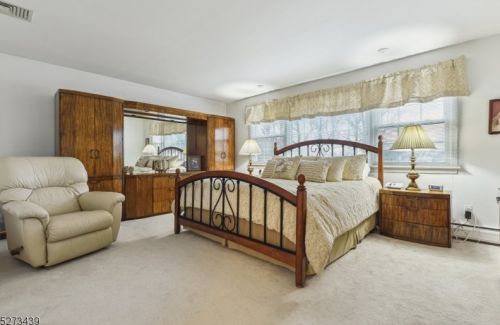 47 Ronald Dr, East Hanover NJ  07936-1420 exterior