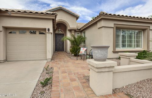 2702 Amberwood Dr, Phoenix AZ  85045-4208 exterior