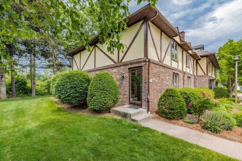 4 Mansion Woods Dr, Agawam, MA 01001-2398